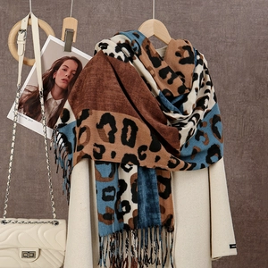 Détail d'une écharpe léopard douce à franges sur un manteau beige pour la mode d'hiver
