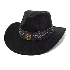 Détail du chapeau de cowboy en laine noire avec bande en cuir et broderie taureau