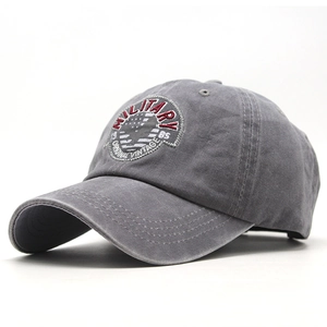 Detailansicht der Vintage-Baseballkappe aus gewaschener Baumwolle mit Military-Patch