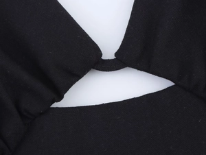 Vista macro del tessuto in maglia nera con dettagli traforati e cuciture precise