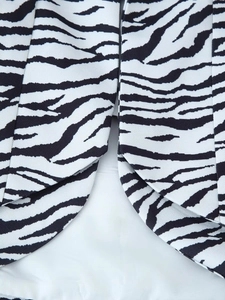 Detailopname van de gebogen zoom en hoogwaardige stof met zebraprint van de rok