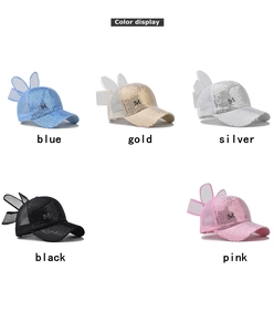 Détail des casquettes de baseball à paillettes avec logo M et oreilles de lapin en 5 tons