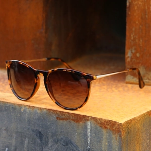 Retro polarized cat eye sunglasses with tortoise frame and gold metal temples