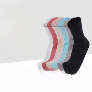 Detailed display of five color options for professional non-slip basketball crew socks