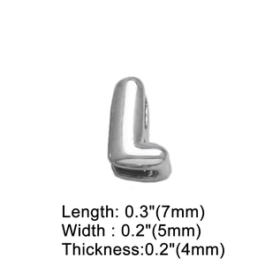 Vista dettagliata del ciondolo lettera L argento con dimensioni 7mm x 5mm, finitura lucida