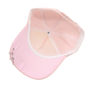 Vue détaillée d'une casquette rose en coton avec anneaux métalliques sur la visière