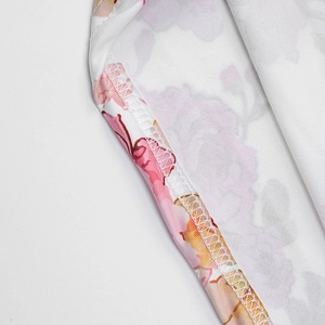 Gros plan détaillé du motif floral avec une couture surjetée de haute qualité et précision