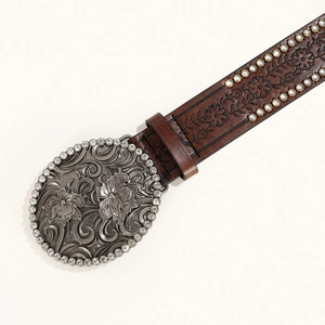 Ceinture en cuir marron style western vintage avec boucle strass et motifs floraux.