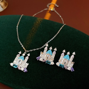 Dettaglio della collana con ciondolo a castello e orecchini con pietre preziose