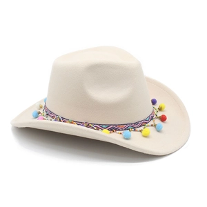 Détail d'un bandeau bohème avec pompons colorés et perles sur un chapeau de cowboy crème