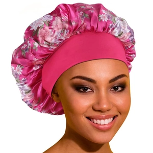Gros plan d'un bonnet de nuit en satin à fleurs roses avec large bande élastique