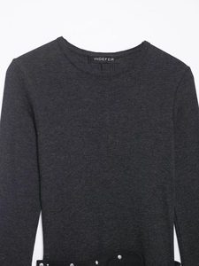 Détail de la maille gris foncé d'une robe midi à col rond et finitions côtelées