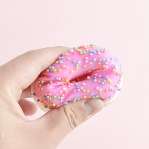 Juguete squishy de dona rosa realista en PU con virutas de colores en movimiento de presión
