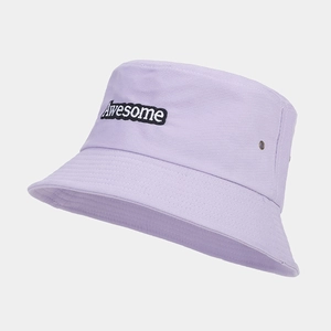 Détail du chapeau bob en coton lilas avec broderie Awesome et œillets d'aération