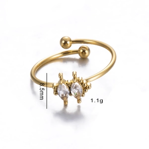 Dettaglio ravvicinato con altezza 8,5 mm e peso 1,1 g dell'anello in zircone dorato