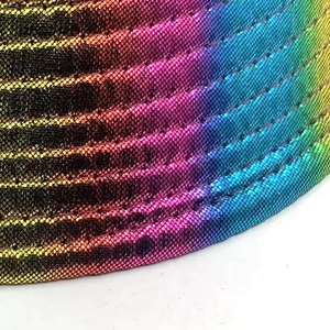 Détail macro du tissu arc-en-ciel avec paillettes métalliques et coutures parallèles
