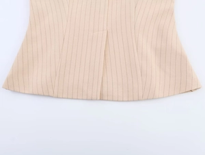 Détail du tissu rayé beige clair montrant la fente arrière et la texture lisse