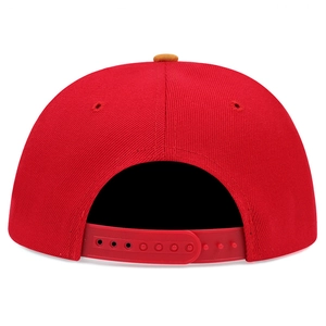 Vue arrière de la casquette hip hop rouge avec bouton marron et fermeture snapback réglable