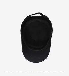 Vue détaillée de l'intérieur de la casquette militaire avec coutures et sangle réglable