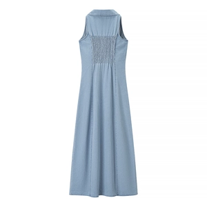 Detail van lichtblauwe denim maxi-jurk met elastische gesmokte rug en omgeslagen kraag