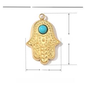 Dettaglio dimensioni del ciondolo mano di fatima in oro con pietra turchese naturale