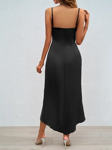 Vue arrière élégante d'une robe midi en satin noir montrant le tissu soyeux et la coupe