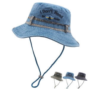 Dettaglio del cappello da sole in denim con ricamo, cordino regolabile e varie opzioni