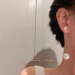 Élégantes boucles d'oreilles longues en perles de style coréen portées par un mannequin