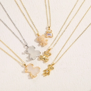Colliers avec pendentif ours élégant, perles et placage or 14 carats, styles variés