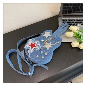 Dettaglio della borsa a tracolla in denim blu a forma di chitarra con paillettes
