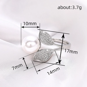 Eleganter Blattring mit 10mm Perle und Mikro-Pave-Kristallen auf Silberband