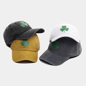 Dettaglio di quattro cappellini da baseball in cotone lavato vintage con ricamo a trifoglio