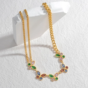 Collana vintage dorata con ciondoli a farfalla in zircone colorato su pietra bianca