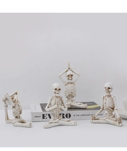Détails de quatre figurines de squelettes de yoga en résine avec texture d'os réaliste