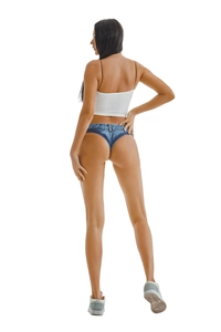 Vista posteriore dettagliata dei sexy pantaloncini di denim a vita bassa blu scuro