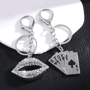 Ensemble de porte-clés brillants avec lèvres rouges et cartes de poker royal flush