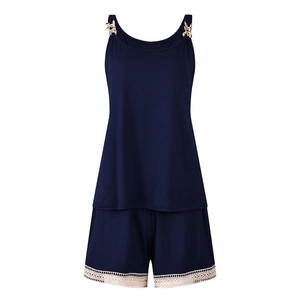 Detail von dunkelblauem Top-Set mit Goldketten-Trägern und Shorts mit Spitzenbesatz