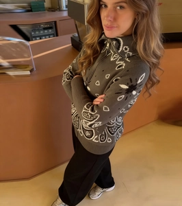 Detailansicht der dunkelgrauen Paisley-Strickjacke mit Reißverschluss und Rippbündchen