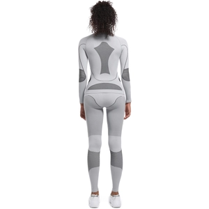 Vue arrière détaillée d'un ensemble de yoga sans couture avec zones de compression tricotées