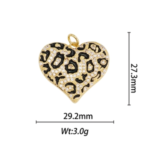 Détails du pendentif coeur en or 18k avec émail léopard et pierres de zircon