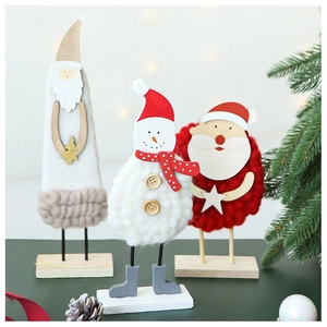 Détail de bonhomme de neige et Père Noël en feutre de laine avec base en bois