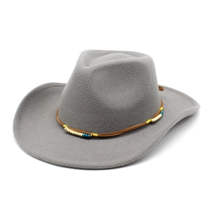Détail du chapeau de cowboy en laine grise avec ruban perlé et large bord