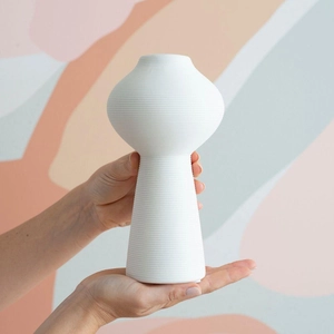 Moderne weiße Keramik-Vase mit Strukturringen, handgehalten für Wohnkultur