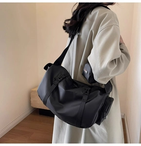 Détail du grand sac messager en nylon imperméable avec bandoulière et poche zippée