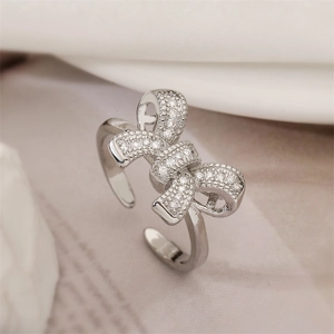 Dettaglio macro anello a fiocco in argento con zirconi con incastonatura micro-pave