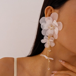 Orecchini lunghi a fiori in chiffon bianco con nappe in catena dorata su modella