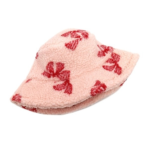 Détail du bob en laine d'agneau rose avec jacquard à nœud rouge et tissu thermique épais