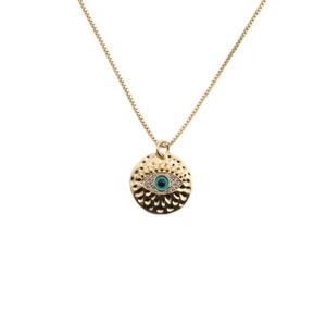 Collier avec pendentif œil protecteur doré, cristaux bleus et métal texturé sur fond blanc