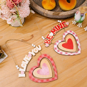 Dettagli dei ciondoli a cuore in legno Be Mine e I Love You con motivi a quadri e perline