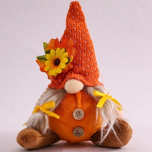Détail d'un nain de récolte avec bonnet orange tricoté et décoration de tournesol